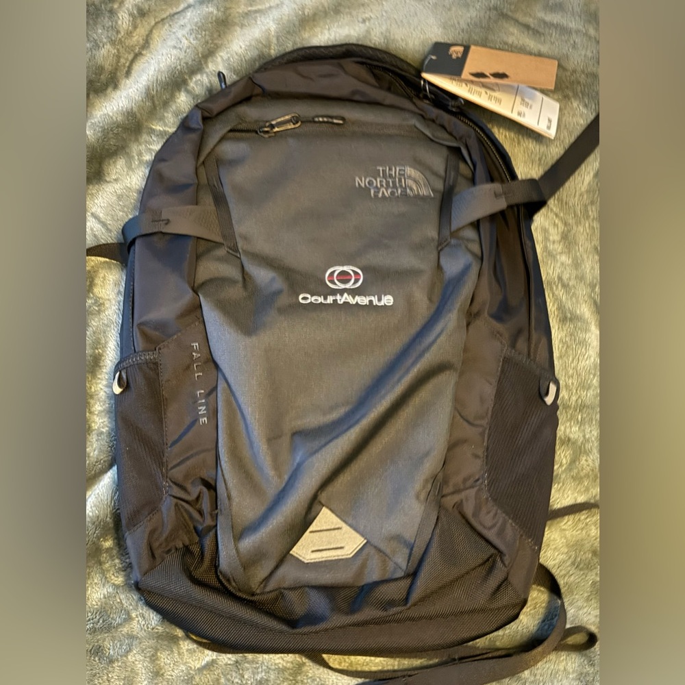 (NWT) THE NORTH FACE Fall Line Backpack BLACK. AWSOME BACKPACK FOR THE OUTDOORS.